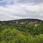 Var-lak Apartmanhaz *
