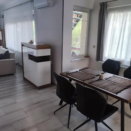 Var-lak Apartmanhaz *