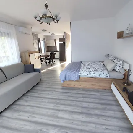 Var-lak Apartmanhaz באלאטונפורד